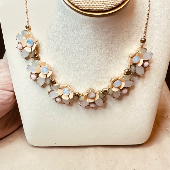 Gold Tone w/Foral Crystal Designed Beaded Necklace - Picture 11 of 11